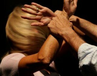 Cerca di stuprare una donna ma viene quasi linciato dai cittadini Cerca di stuprare una donna ma viene quasi linciato dai cittadini