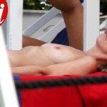Stefani Giannini, ministro dell'Istruzione, in topless mentre prende il sole (Foto: Chi)
